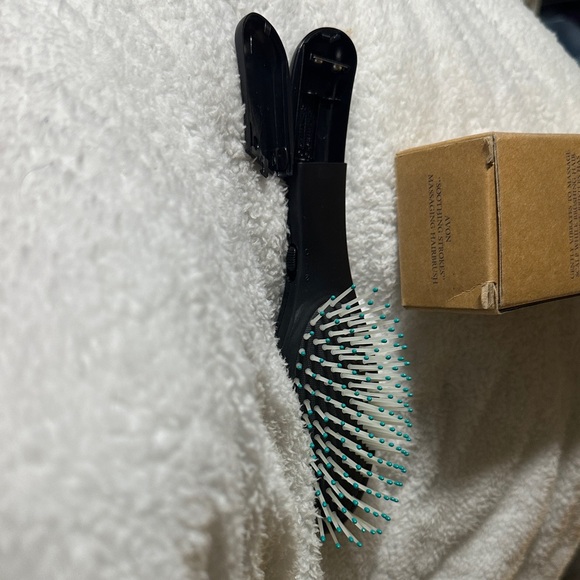 Avon Soothing Strokes Hairbrush with White and Teal Bristles
